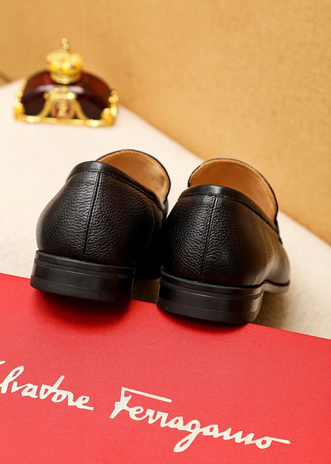 Men's shoes 💰480 💐 Product trademark: Ferragamo "Ferragamo" casual leather shoes Regular size: 38-44 (45🉑️customized) Product materials: Selected imported first-layer pebbled cowhide leather upper + luxury hardware buckle, imported water-dyed cow leather lining. Strong three-dimensional visual effect, original rubber outsole Color: 3⃣️seed leather materials available